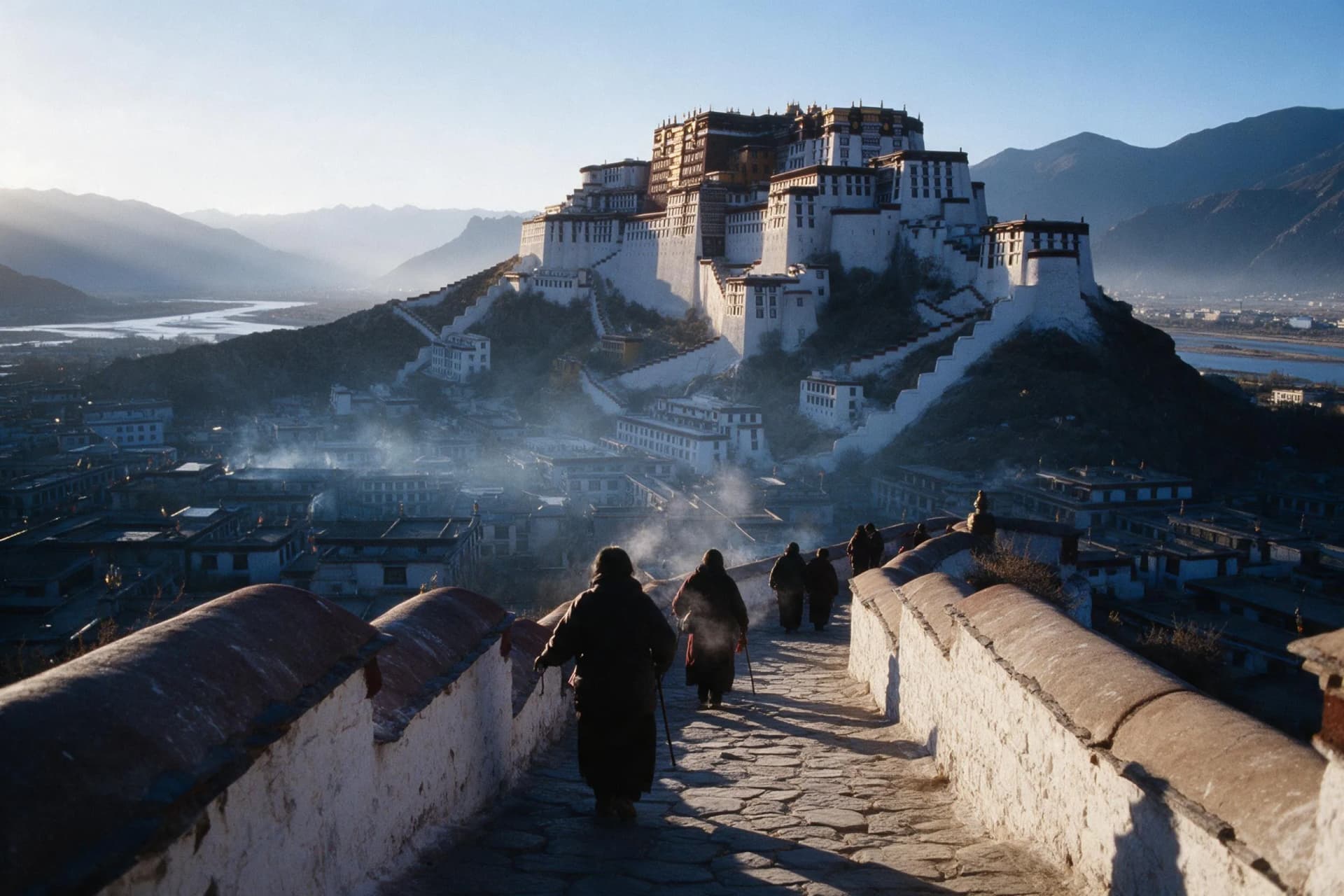 Le palais du Potala au lever du jour sur la colline Rouge à Lhassa, avec ses murs blancs et carmin