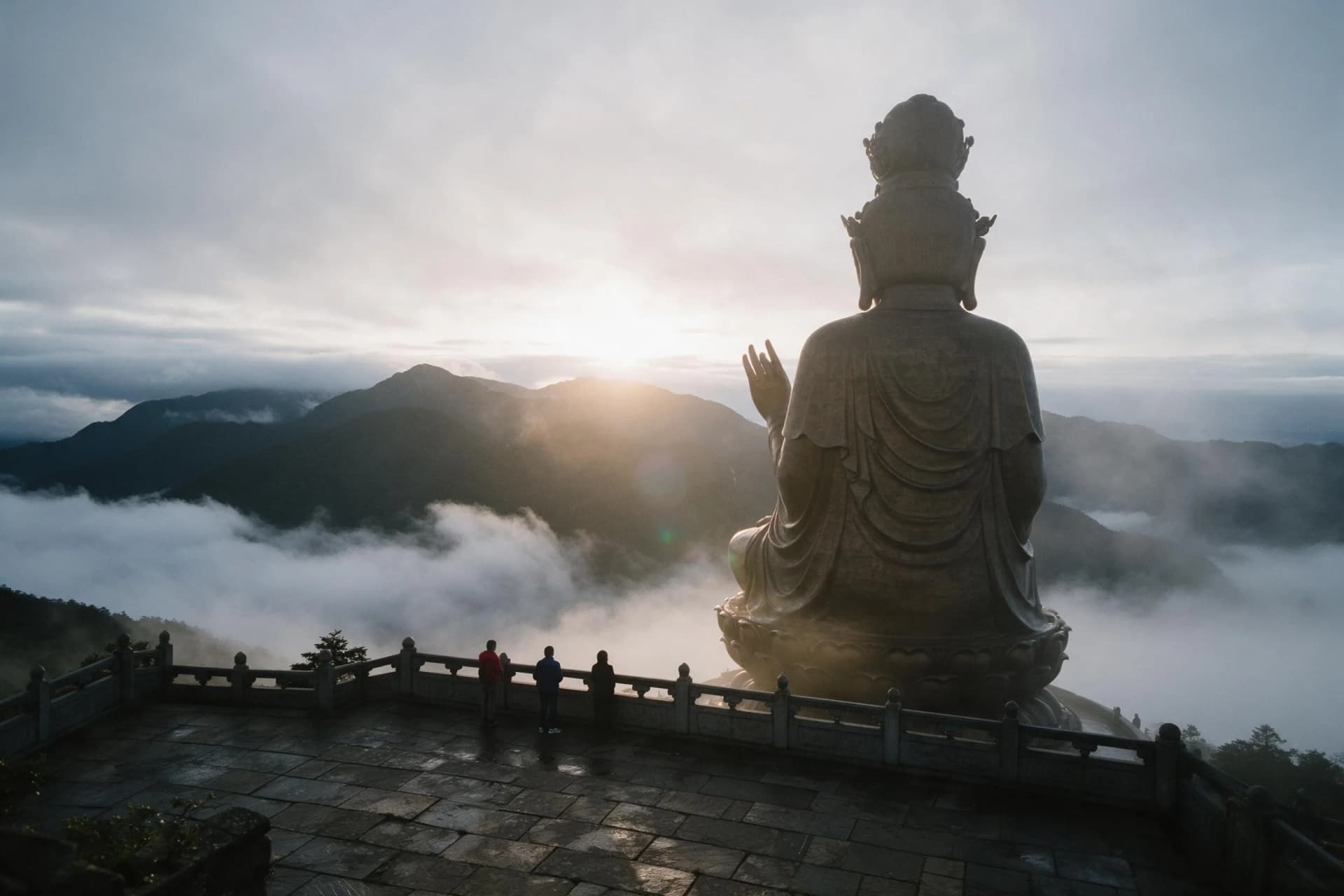 Sonnenaufgang am Fotospot Goldgipfel des Emei Shan mit der Zehn-Richtungen-Statue über einem Wolkenmeer